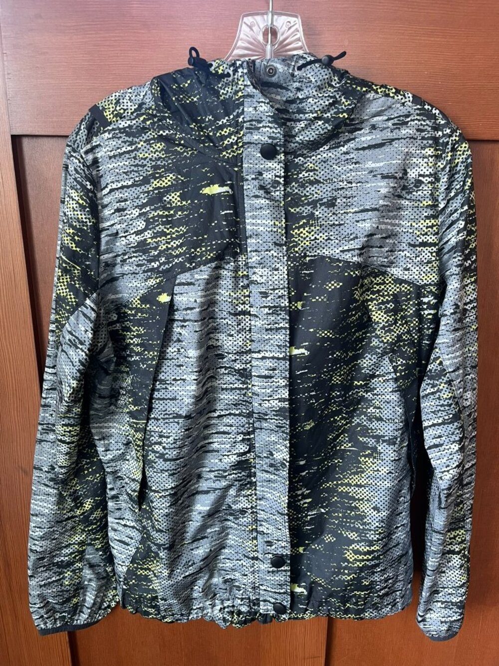 Lucy Women's Camo Rain Jacket Extra Lightweight Windbreaker Athleisure Medium